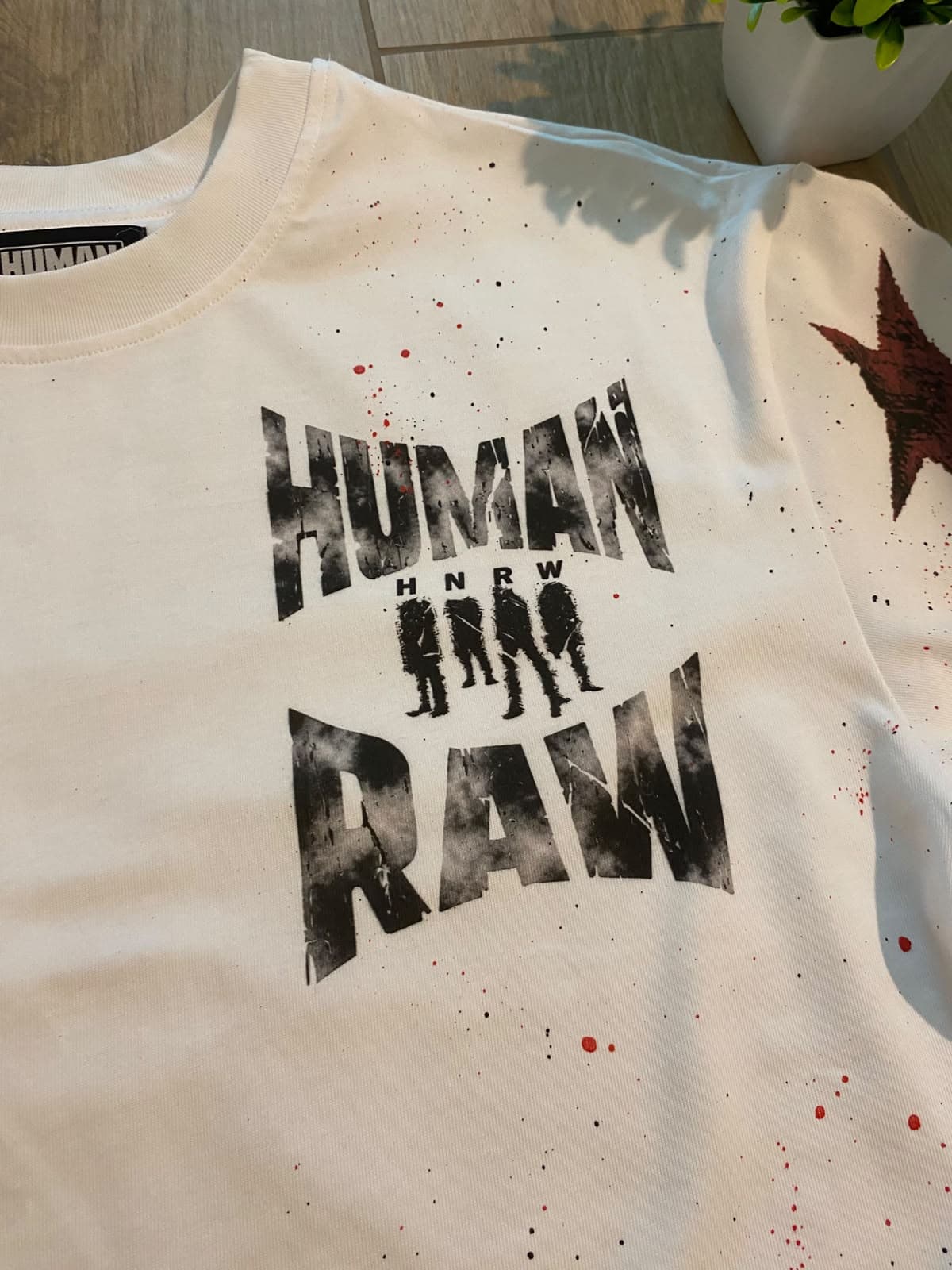 Dettaglio della stampa frontale con il logo Human Raw
