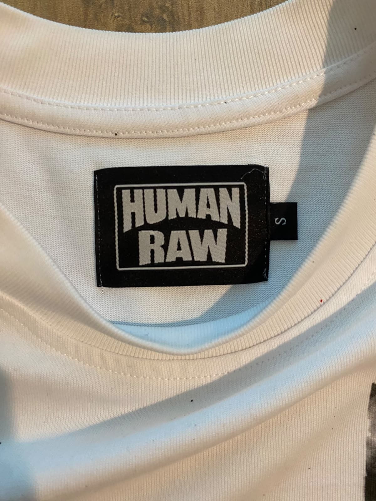Etichetta tessuta Human Raw sul collo, taglia S