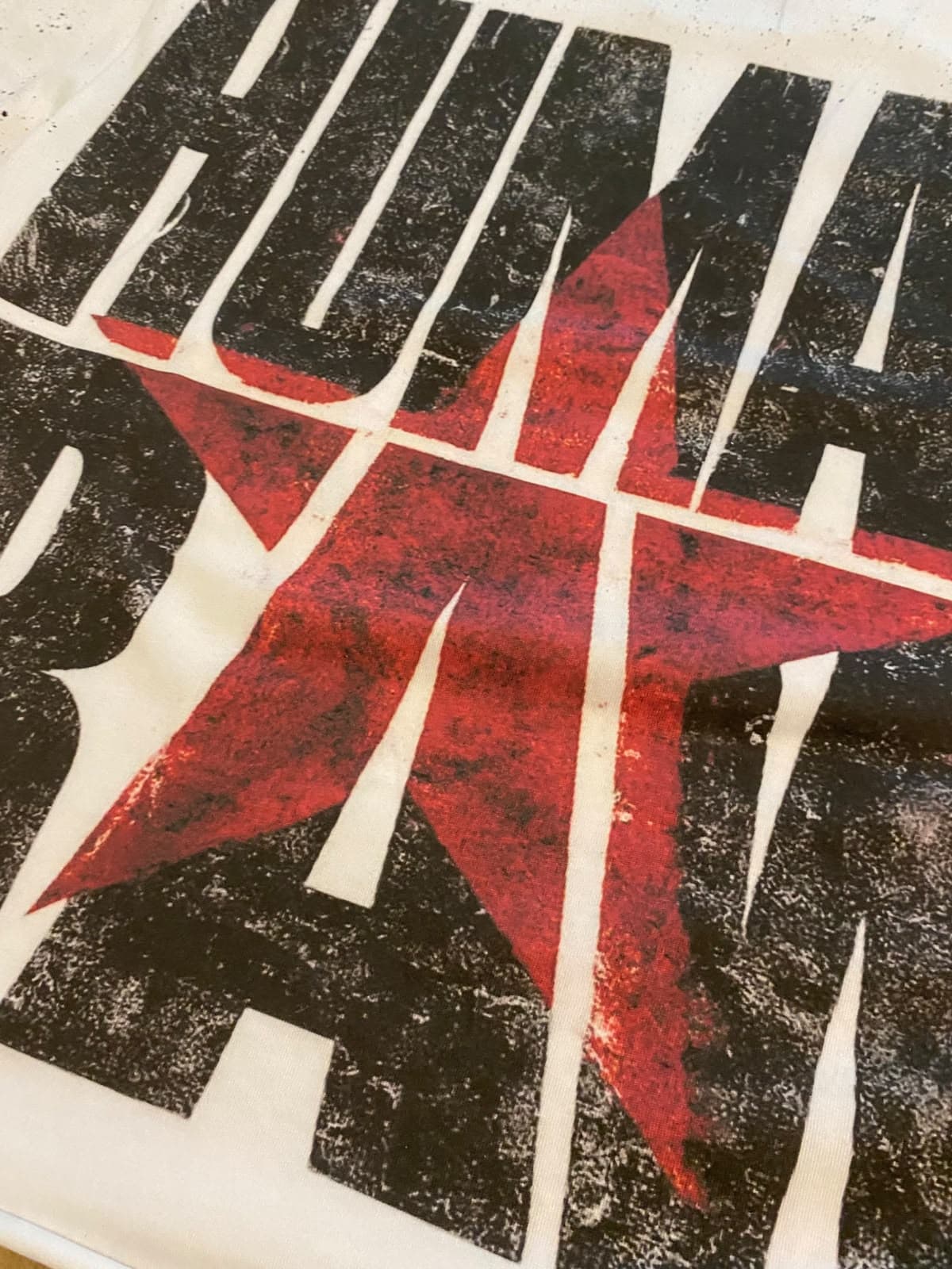 Dettaglio ravvicinato della stampa sul retro con la stella rossa
